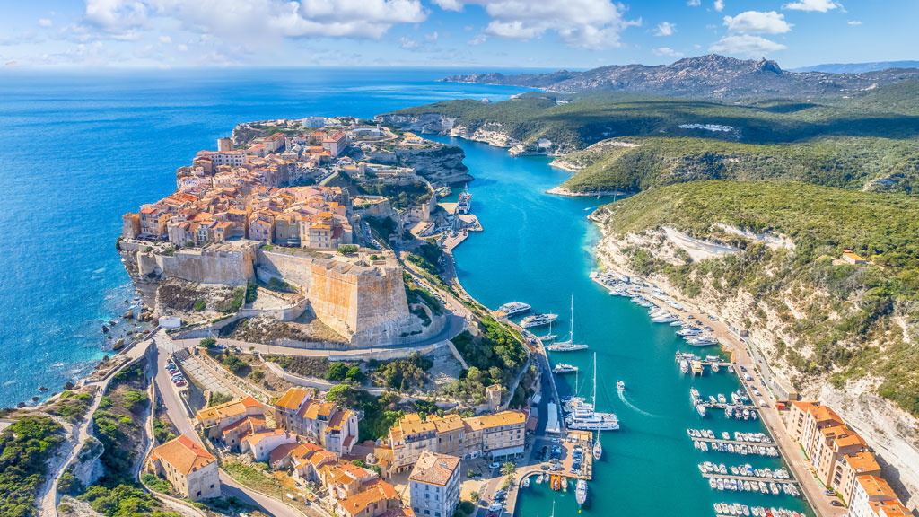 Famille observant les côtes corses depuis le pont d'un catamaran au mouillage