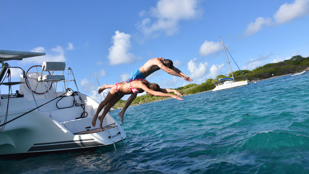Baignade dans une crique corse depuis un catamaran au mouillage