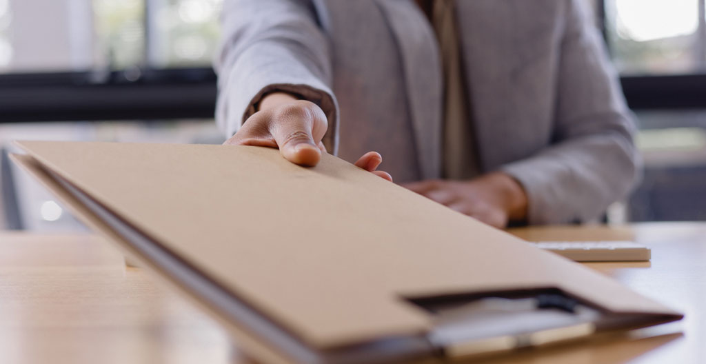 Documents nécessaires pour un dossier de prêt immobilier : CDD, relevé d'épargne, simulation téléphone.