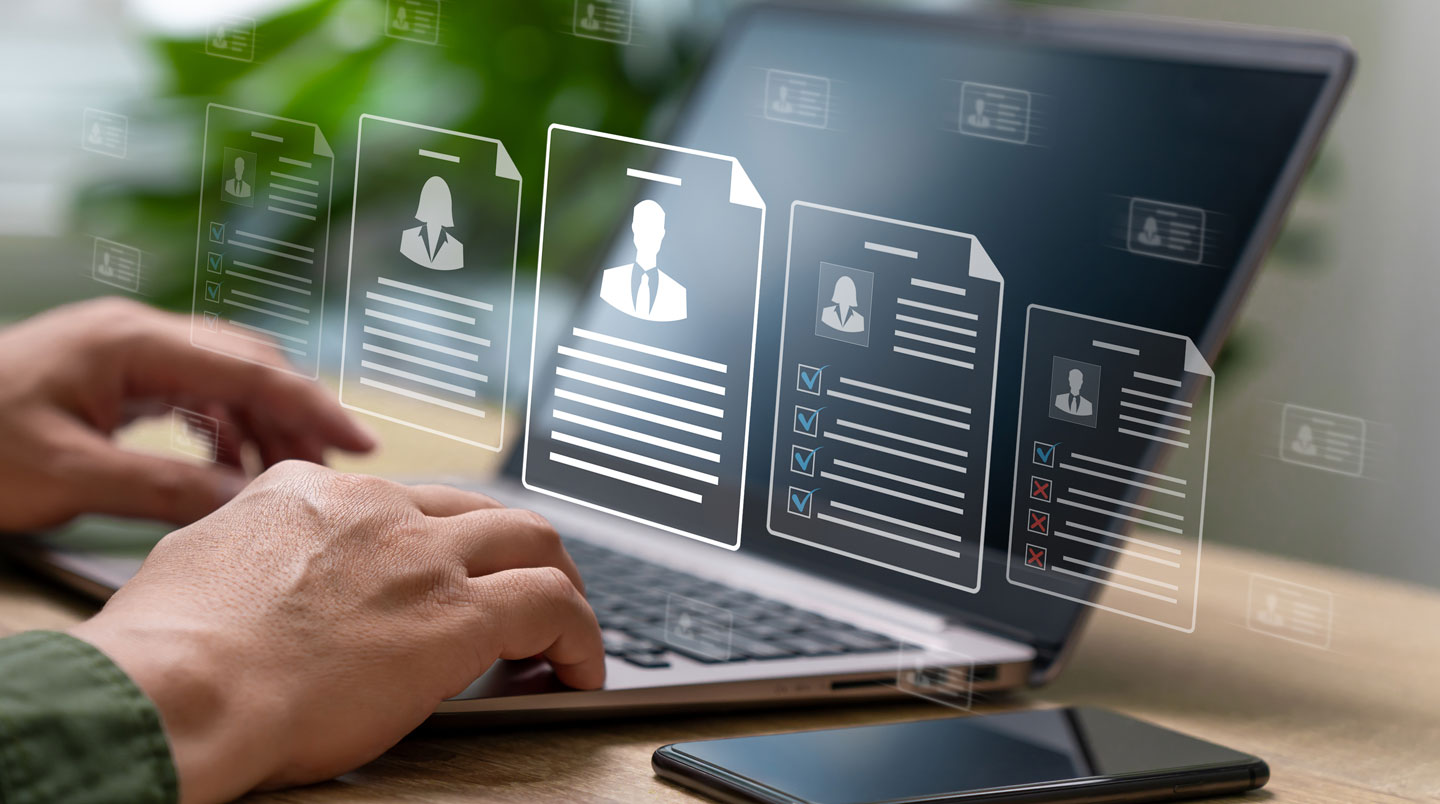 Dirigeant de PME consultant une plateforme numérique de gestion des avantages salariés