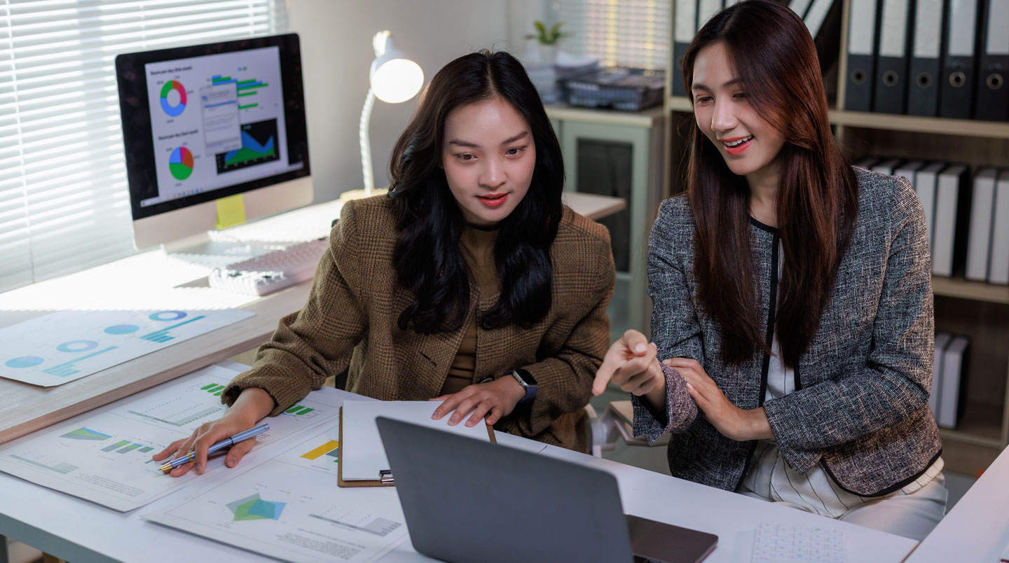 Conseiller Bpifrance présentant les options de financement à un entrepreneur français dans un bureau moderne