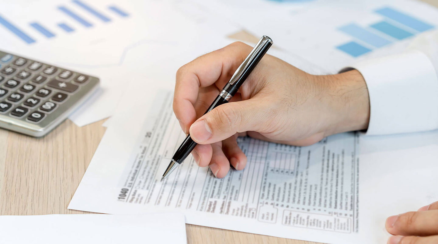 Devis professionnel de menuiserie intérieure posé sur table avec calculatrice, stylos et annotations manuscrites, prêt pour analyse détaillée des postes de coût